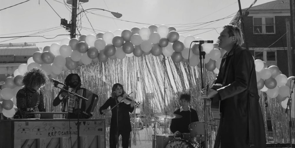 Illustration pour Arcade Fire est de retour avec un double titre épique et émouvant