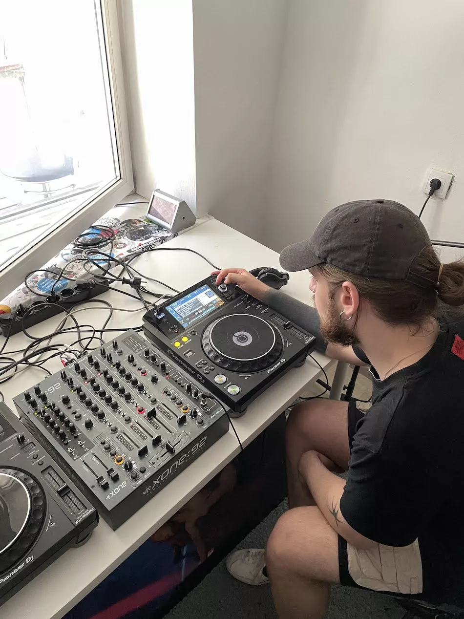 Illustration pour 7 – 11 jun 22 (recording first show with vladimir ivkovic)