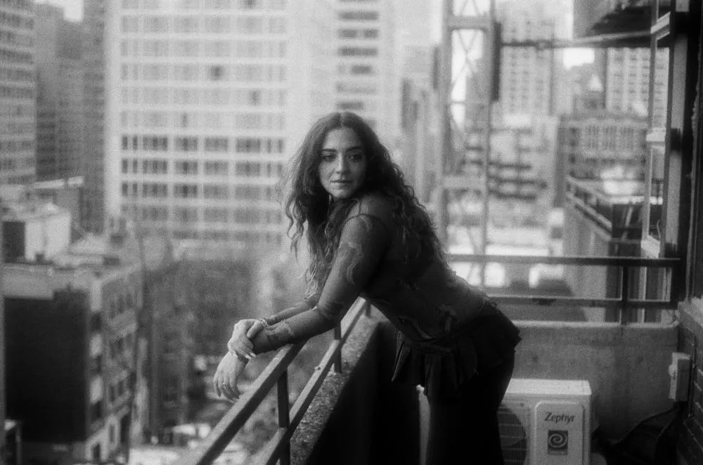 Illustration pour NEW Nadah El Sahzly press shot by Hamza Abouelouafaa – album release