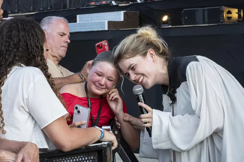 Zaho de Sagazan dans le public du Cabaret Vert ©FMAYOLET