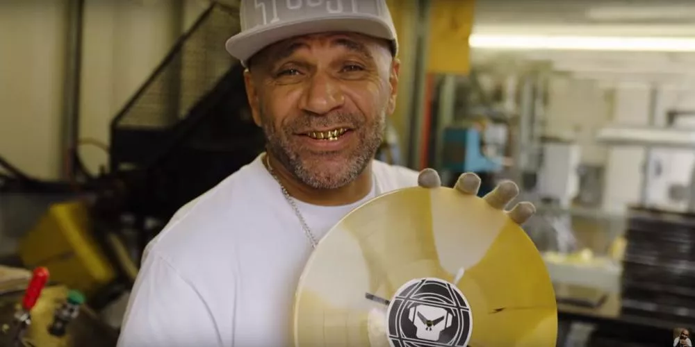 Goldie et le vinyl de Timeless | Screenshot Youtube