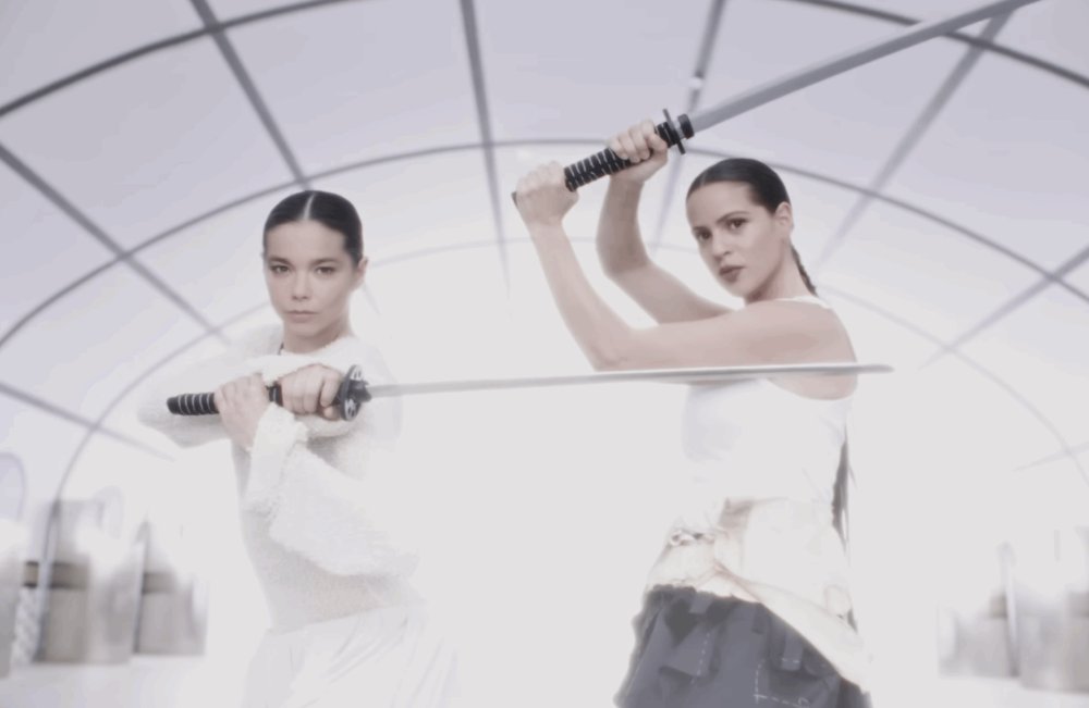 Extrait du clip Oral de Björk (à gauche) et de Rosalia (à droite). © Carlota Guerrero