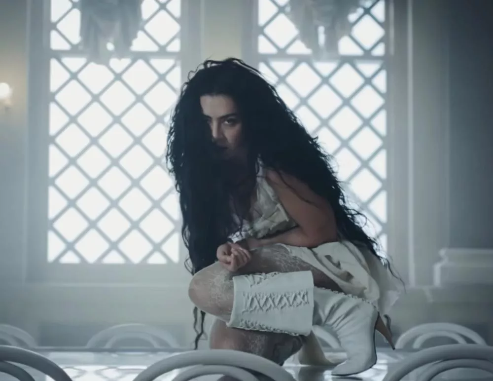 Capture d'écran du clip "Chains of Love" de Charli XCX © DR