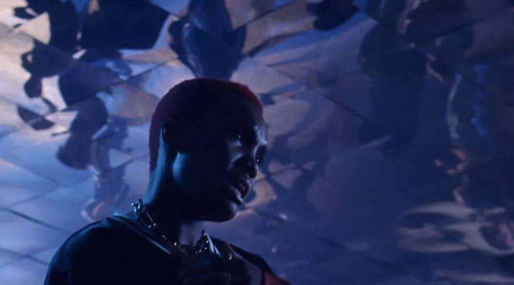 Capture d'écran du clip "2sided" de Arlo Parks © DR