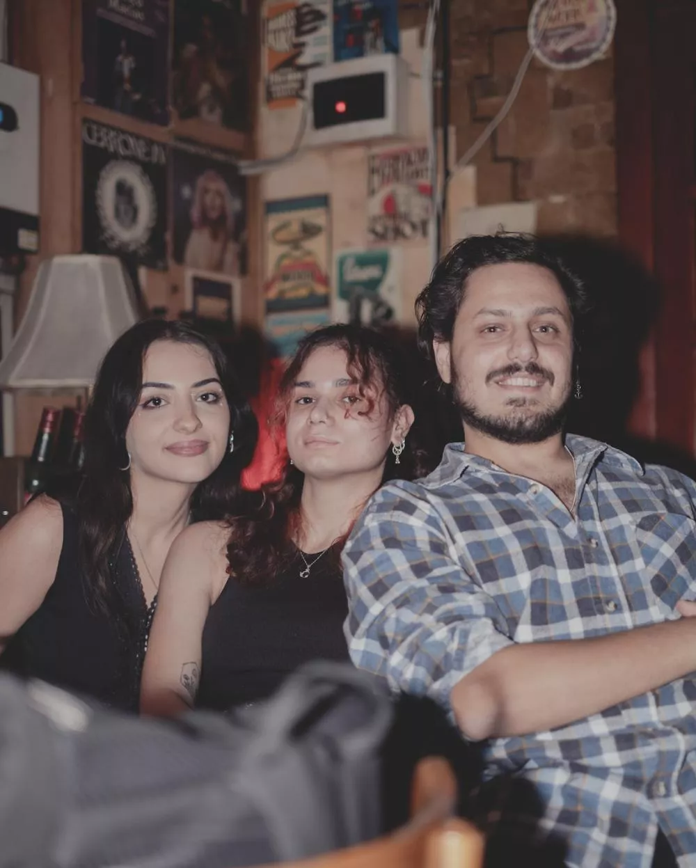 Jana, cousine de Wael Alkak, venue l'écouter au Floyd avec des amis © Amandine Henry