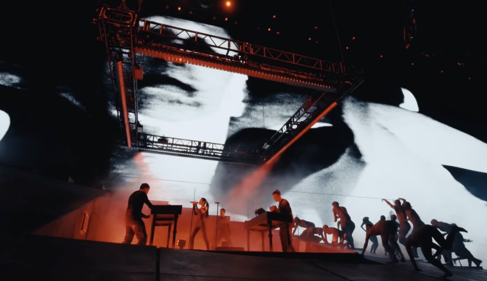 Capture d'écran YouTube du live de Nine Inch Noize lors de leur interprétation de "Heresy" à Coachella