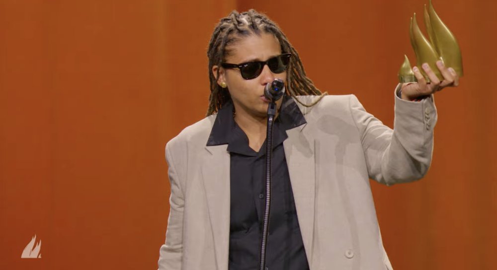 Capture d'écran YouTube de Meryl recevant son prix Les Flammes