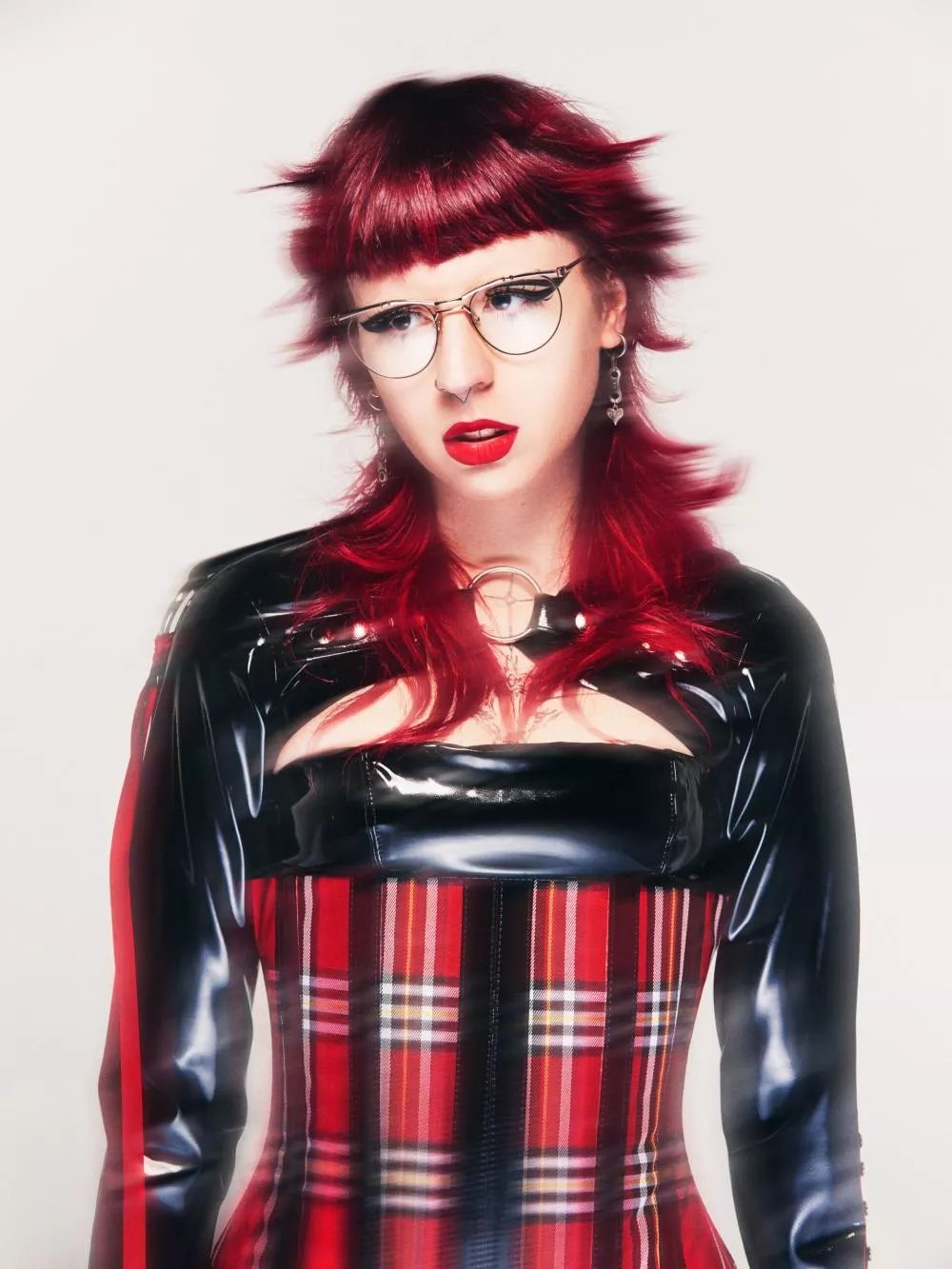 Illustration pour Violet Indigo&nbsp;: l&rsquo;héritage des années 2000 au cœur de son nouveau morceau « One Step »