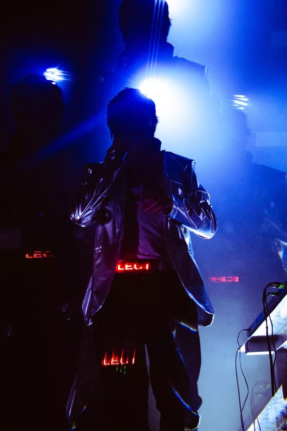 Lewis OfMan avec sa ceinture LED où défile les lettres de "electronicity" Nicolas Alléguède