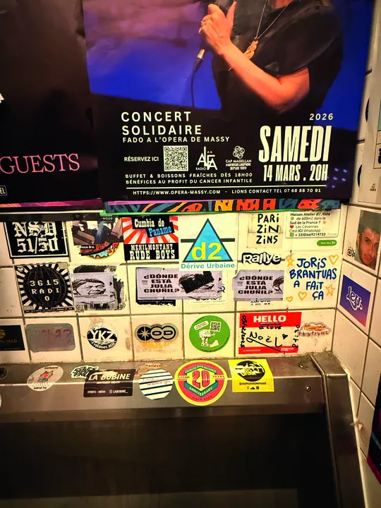 Illustration pour Aux chiottes, les artistes émergents&nbsp;: une histoire de stickers !