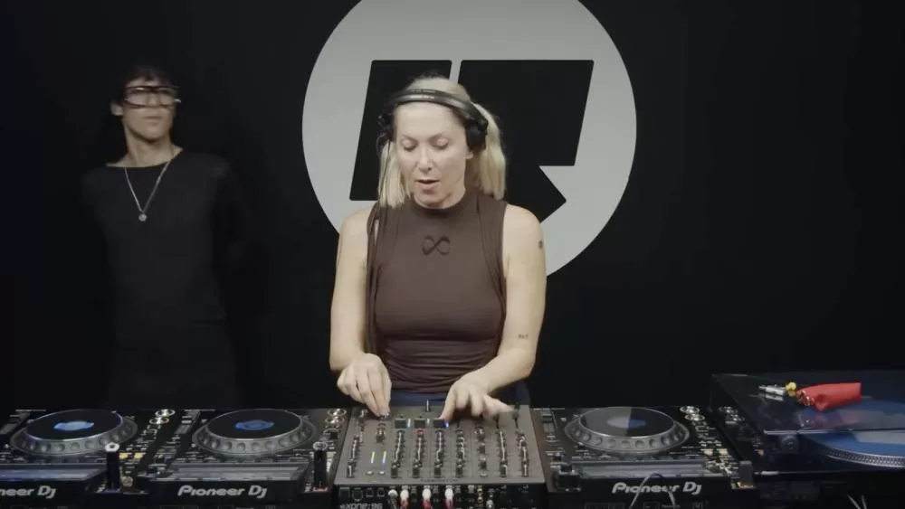 Illustration pour À voir&nbsp;: le DJ-set magnétique d’Ellen Allien sur Rinse France