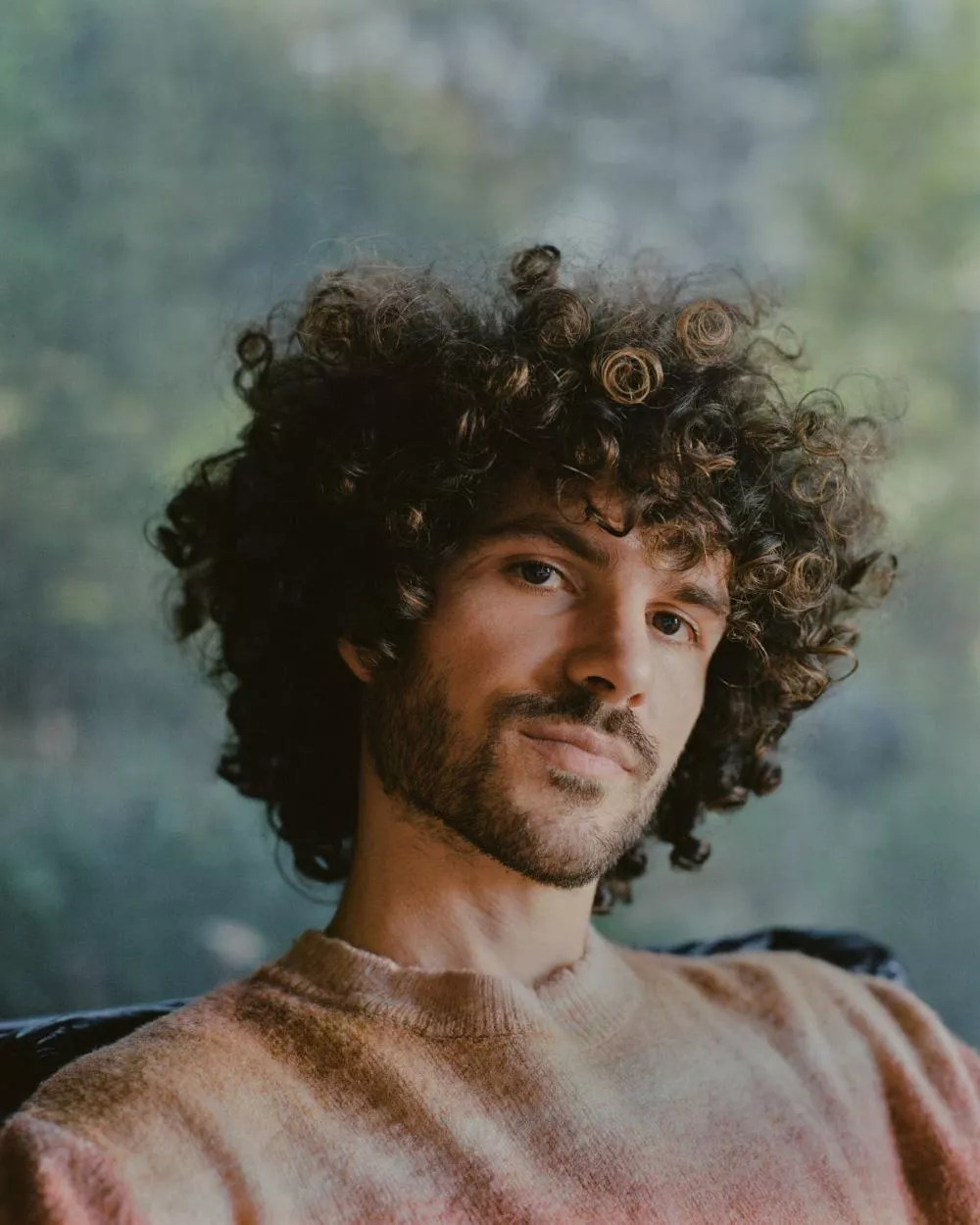 Illustration pour FKJ annonce son retour à Paris avec une date à la Salle Pleyel